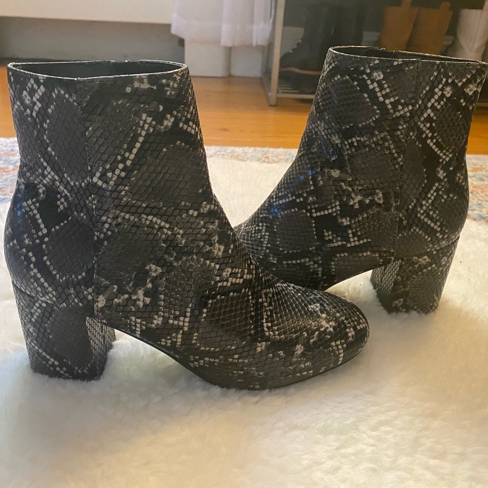 Heart in D Snakeskin Booties, Size 7.5